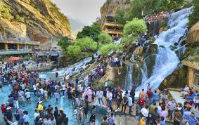 زحام العيد يحوّل شلالات أربيل إلى لوحة سياحية نابضة بالحياة