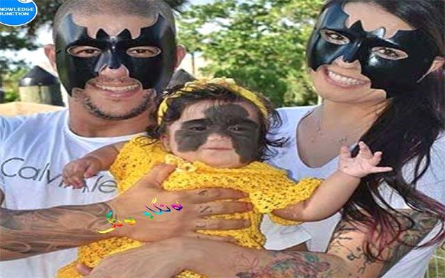 پەڵە و نەخشی ڕەش لە ڕوخساری كچێكدا