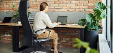 كيف يؤثر الجلوس لساعات طويلة في قلبك؟