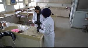 لأول مرة في العراق وكوردستان.. طلبة بالسليمانية يطوّرون مستحضرات تجميل
