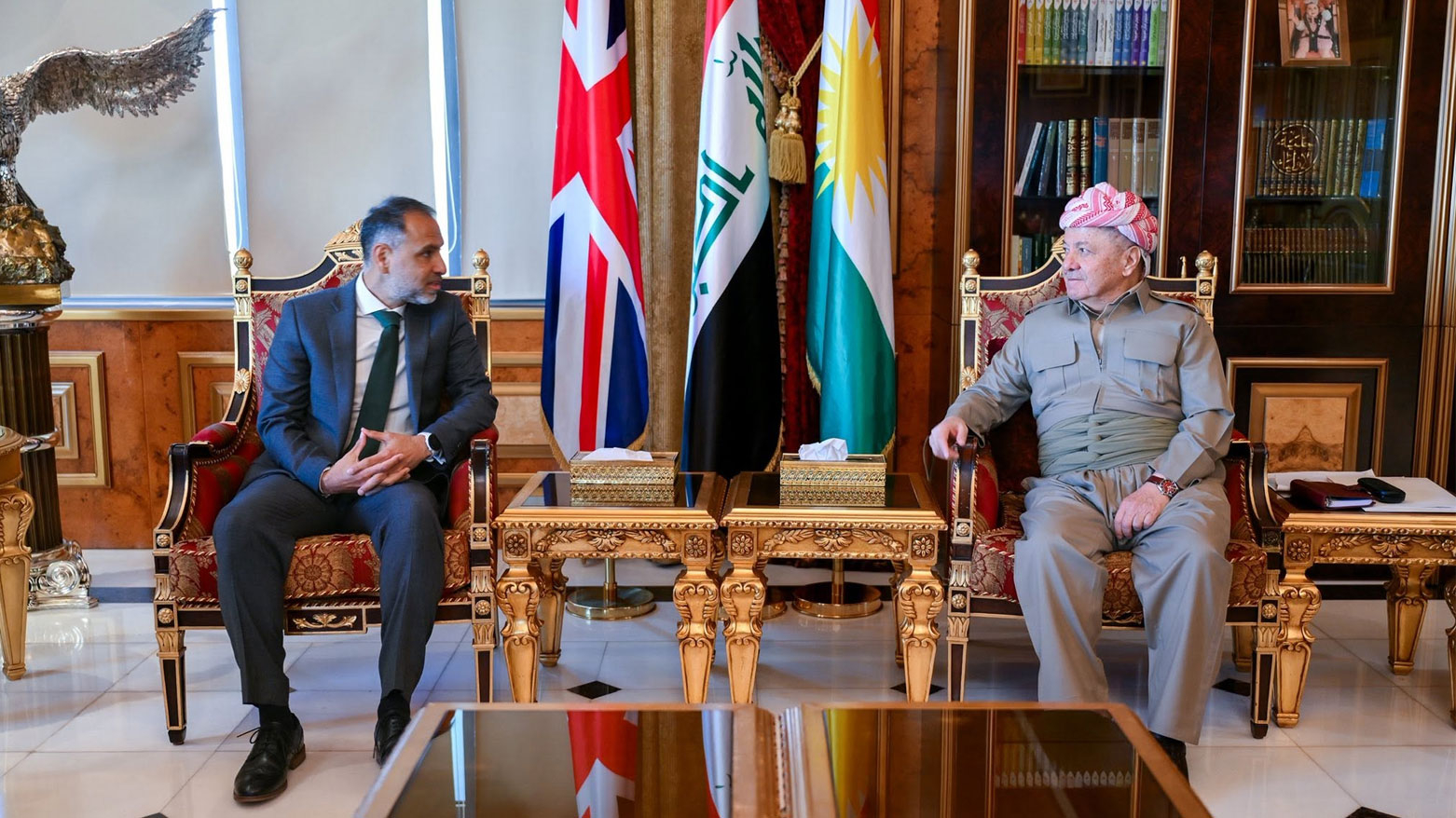 الرئيس بارزاني يستقبل سفير بريطانيا لدى العراق عرفان صديق