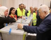 عباس يمهّد لانتخابات فلسطينية و«حماس» تنتقد «الاستفراد بالسلطة»