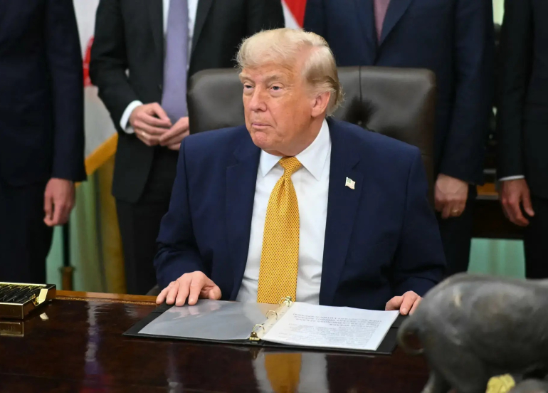 Senatoya Amerîkayê desthilatên şer ên Trump sînordar kirin
