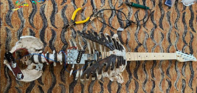 ئامێری گیتار لە بڕبڕەی ئێسكی مرۆڤ