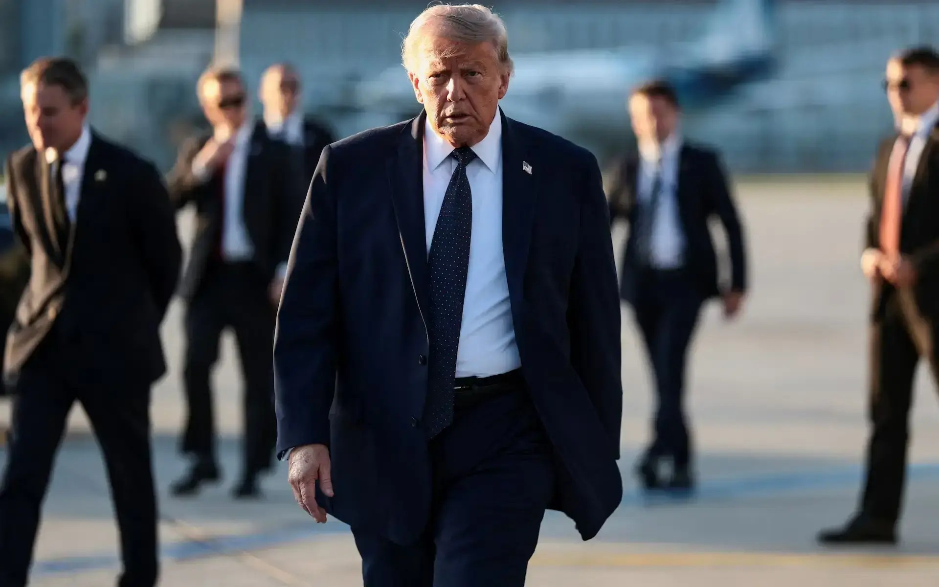 Trump: Em dê bi 12 milyar dolarên Îranê genim û soyayê bifiroşin wan