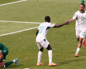 السنغال تهزم العراق بخماسية وتتمسك ببصيص الأمل