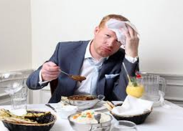 لماذا يتعرَّق بعض الأشخاص أثناء تناول الطعام؟