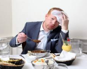 لماذا يتعرَّق بعض الأشخاص أثناء تناول الطعام؟