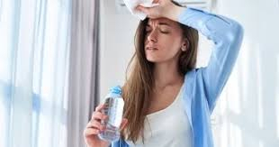 7 علامات تكشف أن جسمك لا يحصل على ما يكفي من الماء