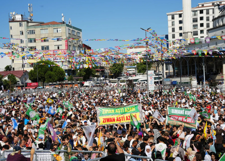 DEM Partiyê li Stenbolê ji bo Ocalan 'Mîtînga Azadiyê' li dar xist