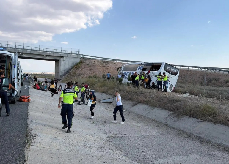 Otobusa Stenbol-Hewlêrê qulibî: 44 kes birîndar bûn