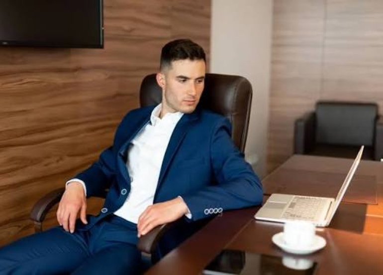 هل تجلس معظم يومك؟ 7 مخاطر صحية قد تواجهك