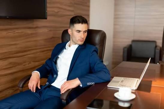 هل تجلس معظم يومك؟ 7 مخاطر صحية قد تواجهك