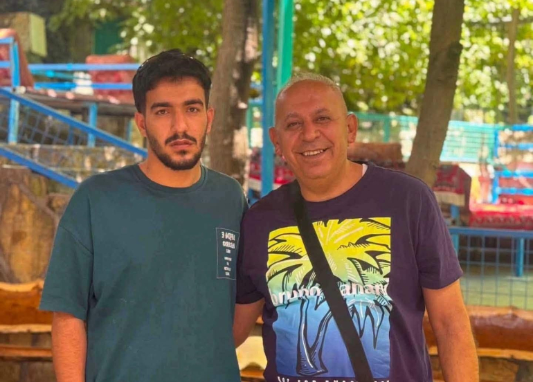 صاحب محل في حلبجة يعيد 7600 دولار وهاتفاً إلى سائح من المكون العربي