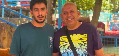 صاحب محل في حلبجة يعيد 7600 دولار وهاتفاً إلى سائح من المكون العربي