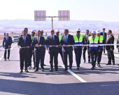 پڕۆژە ستراتیژییەكانی كەرتی ڕێگاوبان و بەربەستە داراییەكان:   جێبەجێكردنی ٨١٠ پڕۆژەی ڕێگاوبانی 3,055 كیلۆمەتری بە ١ تریلیۆن و ٥٧ ملیار دینار