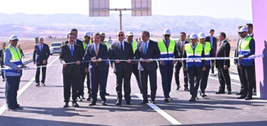 پڕۆژە ستراتیژییەكانی كەرتی ڕێگاوبان و بەربەستە داراییەكان:   جێبەجێكردنی ٨١٠ پڕۆژەی ڕێگاوبانی 3,055 كیلۆمەتری بە ١ تریلیۆن و ٥٧ ملیار دینار