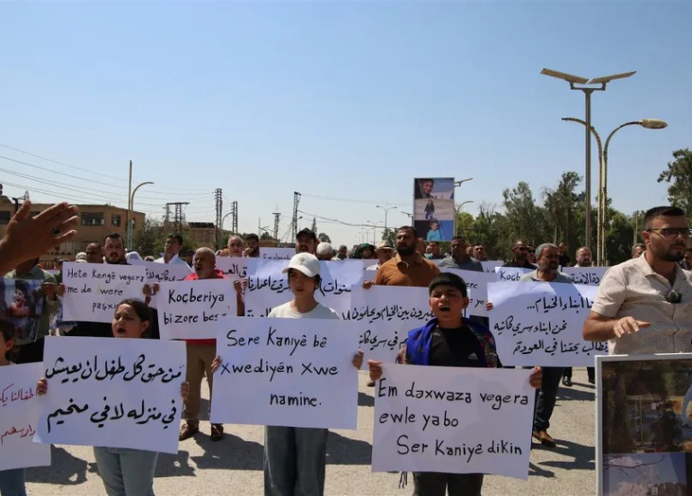 Koçberên Serêkaniyê çalakiyek li pêşiya avahiya Parêzgeha Hesekê li dar xist