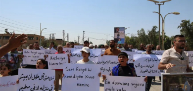 Koçberên Serêkaniyê çalakiyek li pêşiya avahiya Parêzgeha Hesekê li dar xist