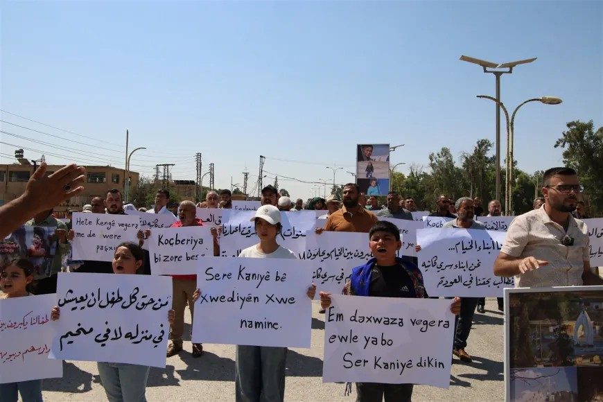 Koçberên Serêkaniyê çalakiyek li pêşiya avahiya Parêzgeha Hesekê li dar xist