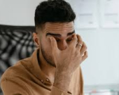 نقص الحديد لا يظهر في التعب فقط... 5 علامات على الوجه والعينين