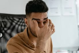 نقص الحديد لا يظهر في التعب فقط... 5 علامات على الوجه والعينين