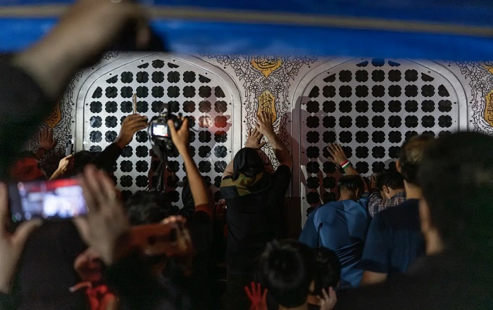 خامنئي يوارى الثرى في مشهد على وقع أجواء مشحونة بالتوتر مع أميركا