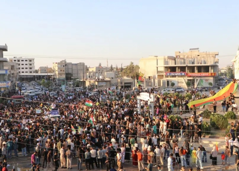 Gelê Kobanê bi xwepêşandaneke girseyî banga tesbîtkirina navê bajêr kir