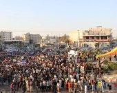 Gelê Kobanê bi xwepêşandaneke girseyî banga tesbîtkirina navê bajêr kir