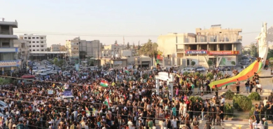 Gelê Kobanê bi xwepêşandaneke girseyî banga tesbîtkirina navê bajêr kir