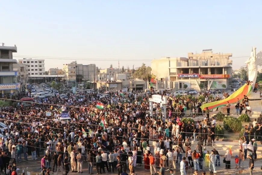 Gelê Kobanê bi xwepêşandaneke girseyî banga tesbîtkirina navê bajêr kir
