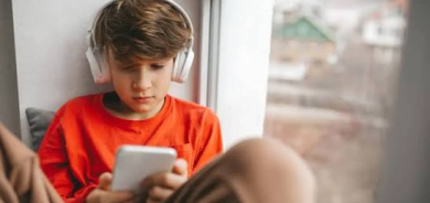 متى يكون استخدام المراهقين للشاشات مفيداً ومتى يكون ضاراً؟