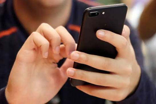 كيف يمكن تخفيف ألم الإبهام بسبب الكتابة والتصفح على الهاتف؟