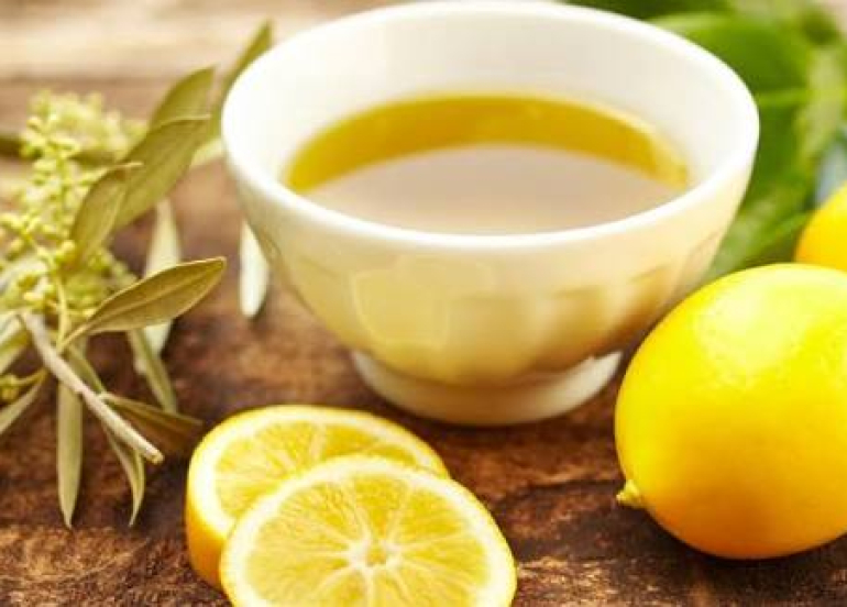 جرعة زيت الزيتون والليمون... أفضل توقيت لتناولها وفوائدها المحتملة
