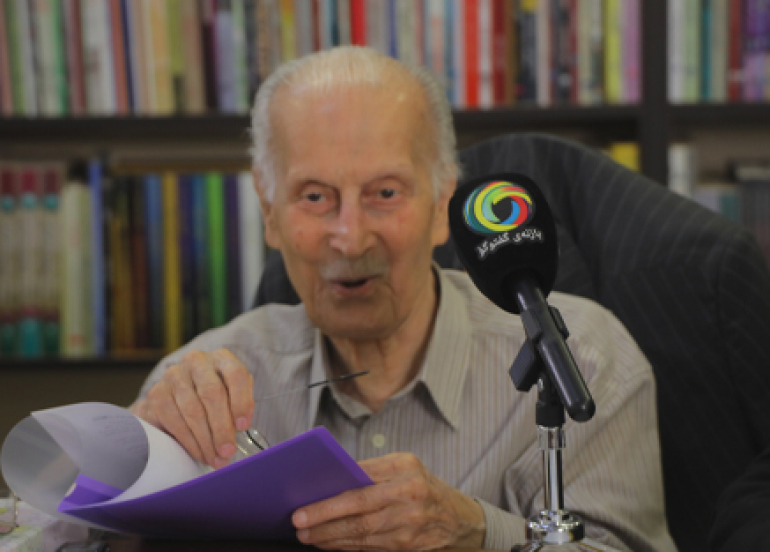شەوكەوت مەلا سمایل  سیاسەتمەدار و پێشمەرگەی دێرین:     كاتێك نەتەوە خاوەنی دەوڵەتی سەربەخۆ نەبێت، زمان وەك هێما دەبێتە نیشتمان