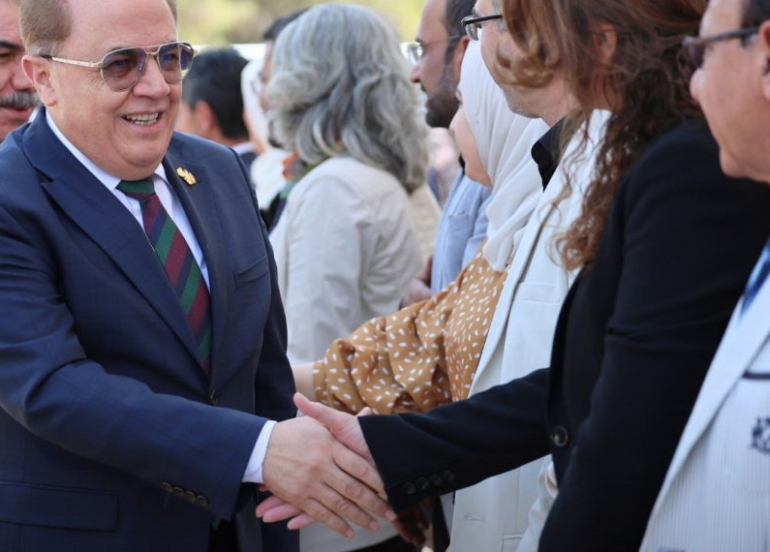Şandeyek hikumeta demkî serdana Zanîngehê Rojava kir