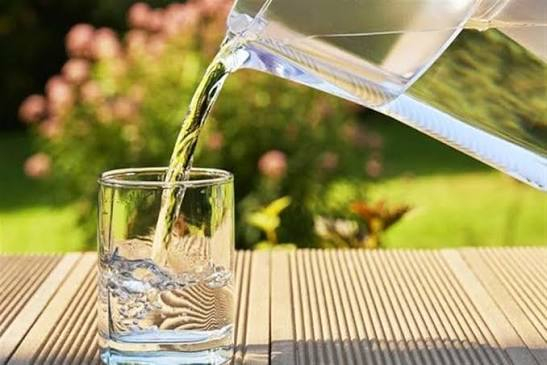 بين تعزيز الطاقة وتقليل التوتر... 7 فوائد صحية للماء