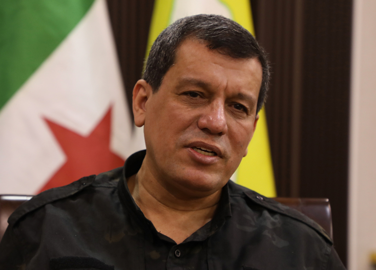 Mezlûm Ebdî sersaxî li malbatên qurbaniyên bûyera Dêrezorê kir