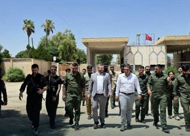 Şandeyeke parêzgeha Hesekê çavdêrî li dergehê Nisêbînê kir