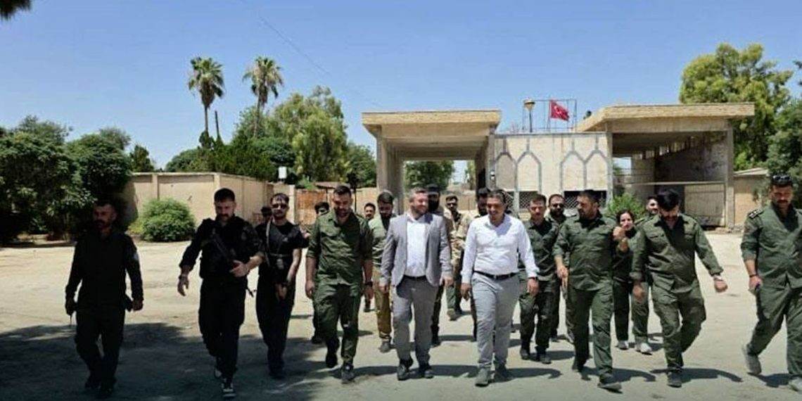 Şandeyeke parêzgeha Hesekê çavdêrî li dergehê Nisêbînê kir