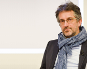 Profesor Ricardo Redaelli, lêkolînerê navdar ê Îtalyayê li ser dîroka hemdem a Rojhilata Navîn ji bo Gulan: Bexşandina madalyaya 