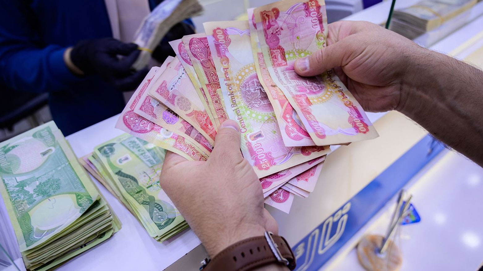 مسؤول عراقي : الرواتب ستتأخر وتأمين تدفقها مرهون بزيادة صادرات النفط