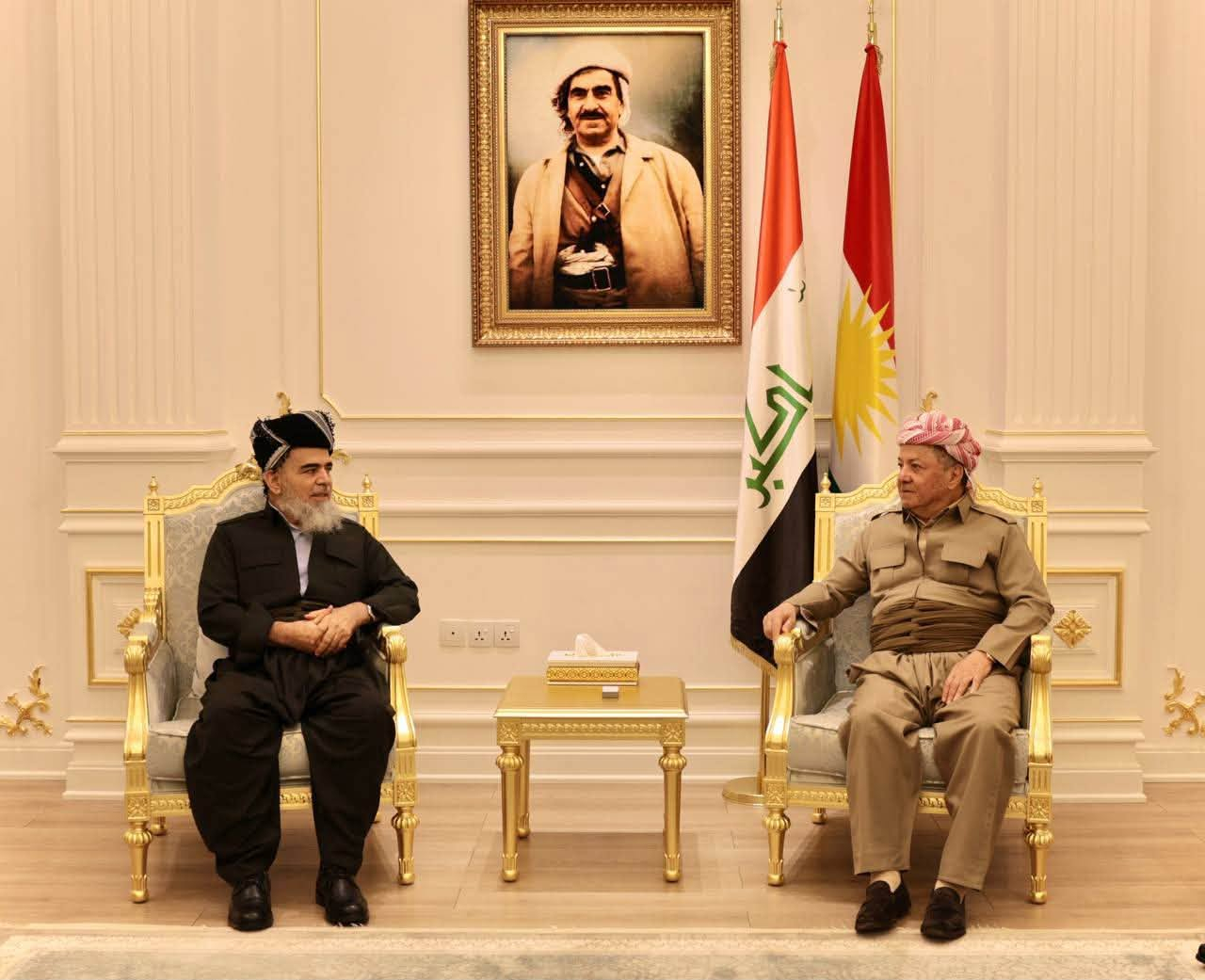 بـــاره‌گای بارزانی :  سەرۆک مەسعود بارزانی پێشوازی لە مامۆستا عەلی باپیر سەرۆکی کۆمەڵی دادگەریی کوردستان و شاندێکی یاوەری کرد.