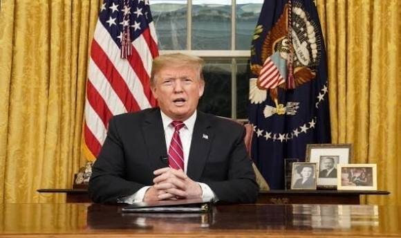 ترمب يتهم طهران بازدواجية المواقف ويتوعدها بـ«الاستسلام الكامل»