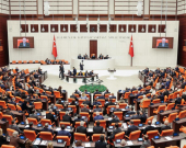 AK Partî li Parlamentoya Tirkiyeyê reşnivîsa “Qanûna Çarçoveyê” pêşkêşî opozîsyonê dike