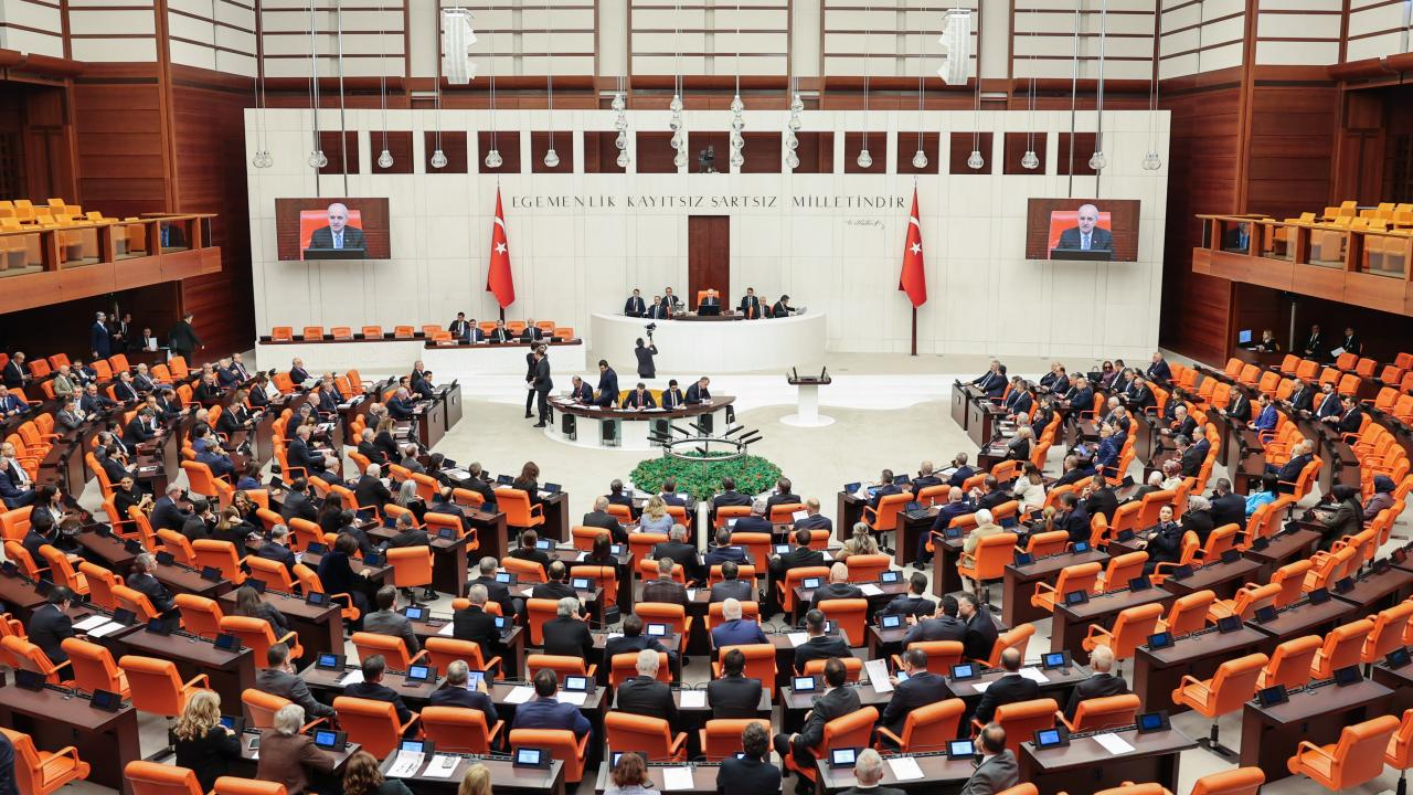 AK Partî li Parlamentoya Tirkiyeyê reşnivîsa “Qanûna Çarçoveyê” pêşkêşî opozîsyonê dike