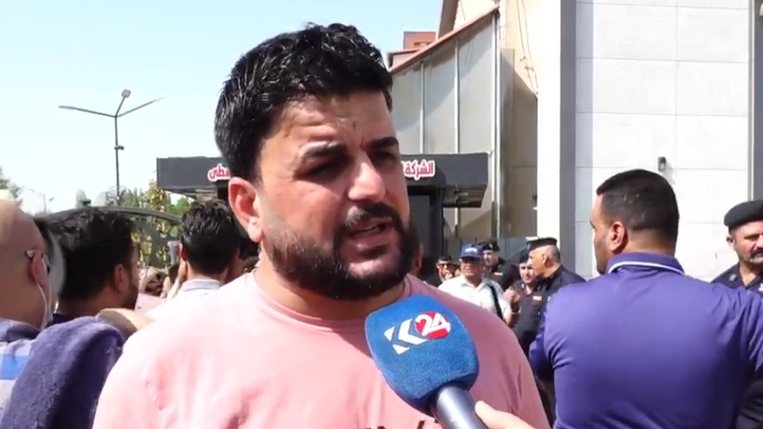 Karmendên Bexdayê li dijî derengketina mûçeyan daketin kolanan