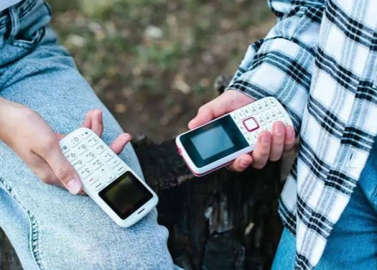 «الهواتف الغبية»... ملاذ «الجيل زد» للهروب من إدمان وسائل التواصل الاجتماعي