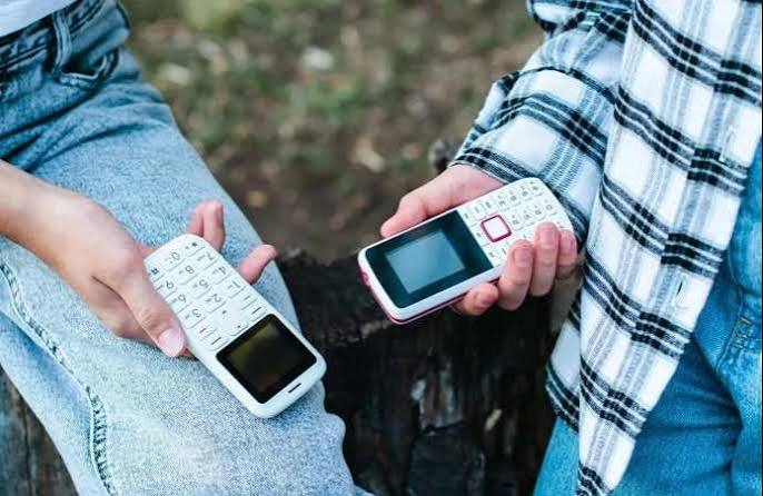 «الهواتف الغبية»... ملاذ «الجيل زد» للهروب من إدمان وسائل التواصل الاجتماعي