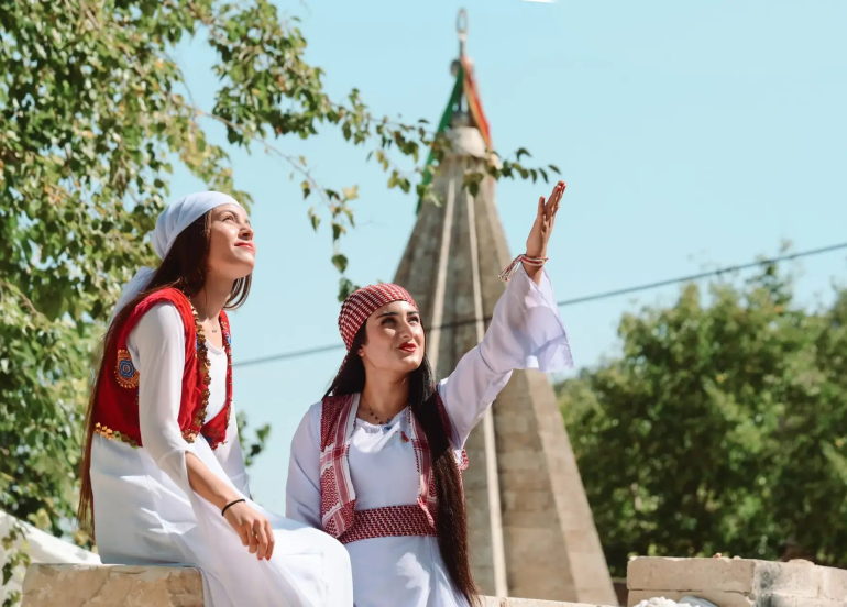 Kurd, Êzidî yan her du jî? Çima nîqaş ne tenê li ser peyvan e?